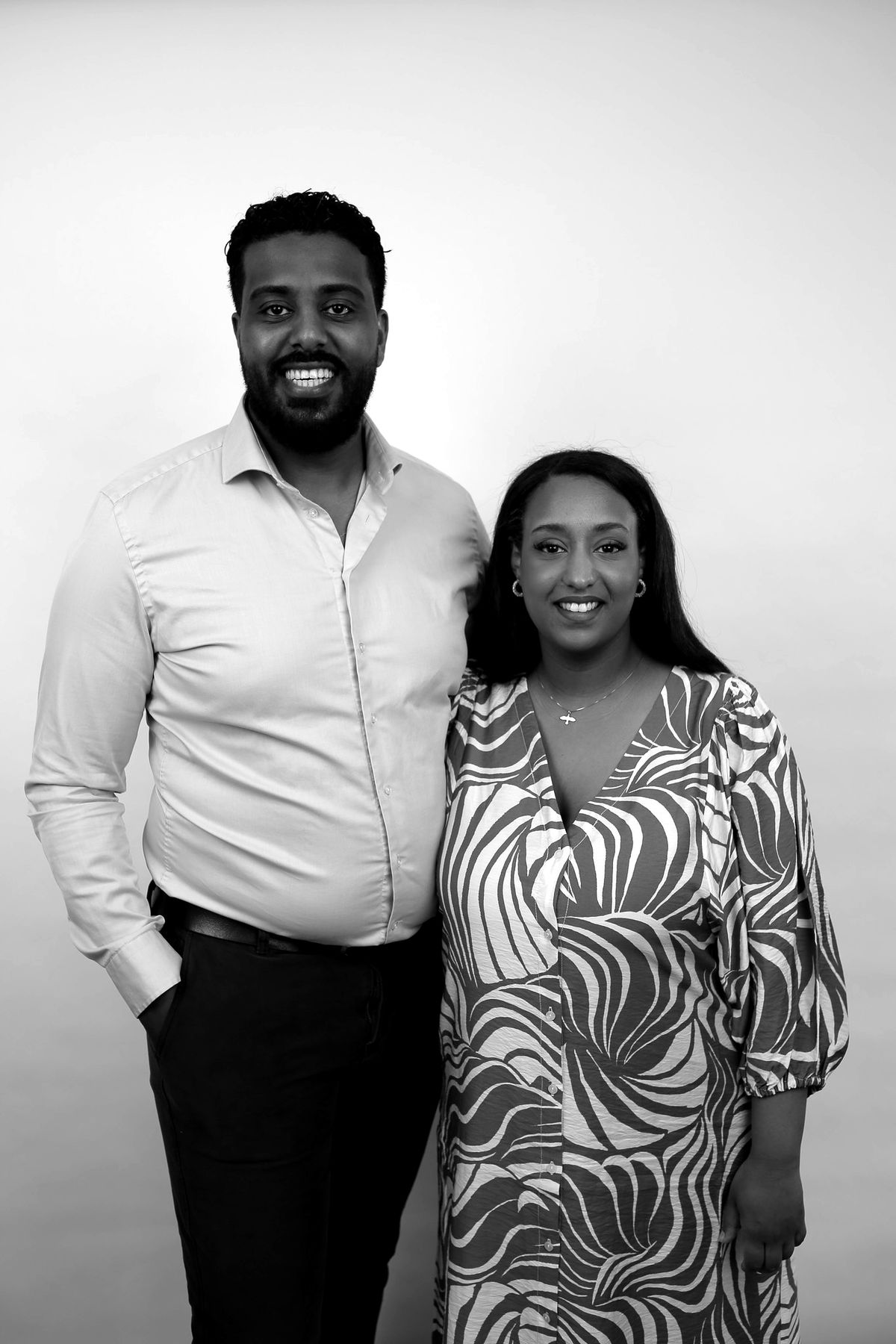 Pareja sonriendo, retrato en blanco y negro